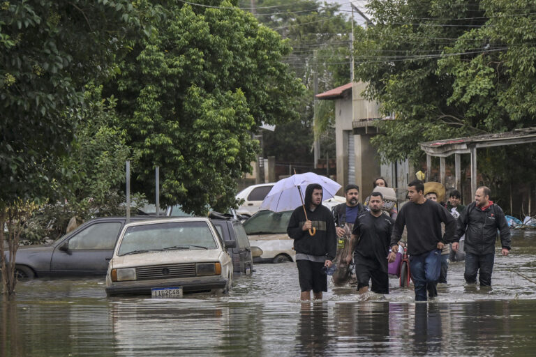 Amenazas de nuevas inundaciones alargan el drama en sur de Brasil