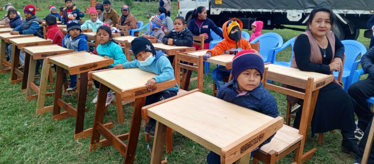 Escuelita Belén recibió ayer 35 pupitres para los escolares