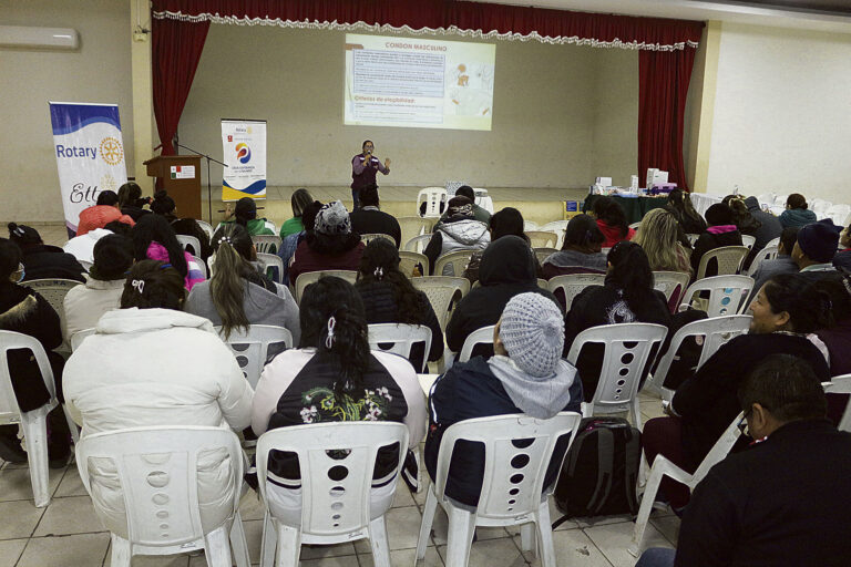 Capacitan al personal de salud para reducir embarazos en adolescentes