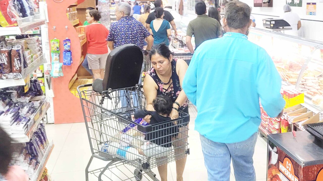 La gente de volcó a los centros de abastecimiento