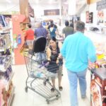 La gente de volcó a los centros de abastecimiento