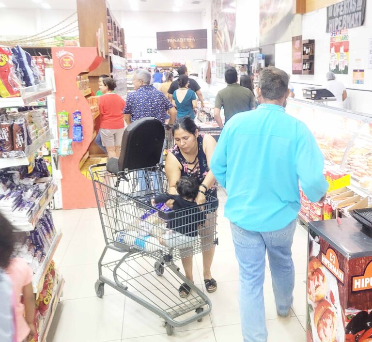 La gente de volcó a los centros de abastecimiento